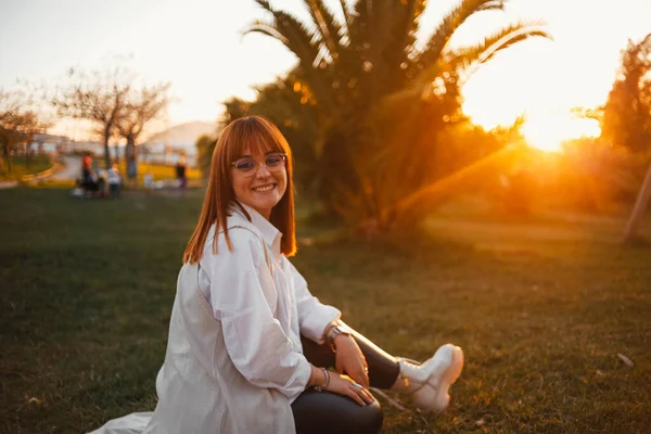 Portrait Une Femme Rousse Avec Des Taches Rousseur Des Lunettes — Photo