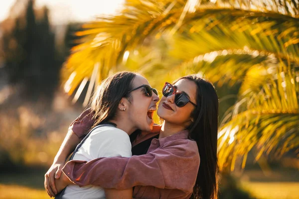 Porträt Einer Gruppe Von Freunden Vor Ort Gruppe Von Freunden — Stockfoto