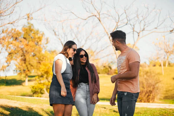 Portrait Groupe Amis Sur Terrain Groupe Amis Heureux Riants — Photo