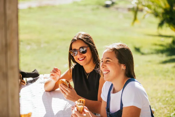 Freunde Essen Hamburger Auf Dem Feld — Stockfoto