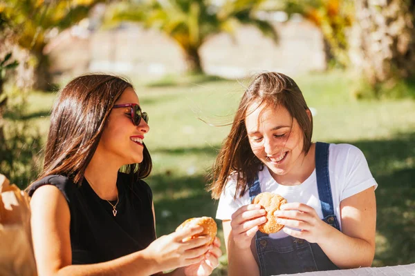 Przyjaciele Jedzący Hamburgera Terenie — Zdjęcie stockowe