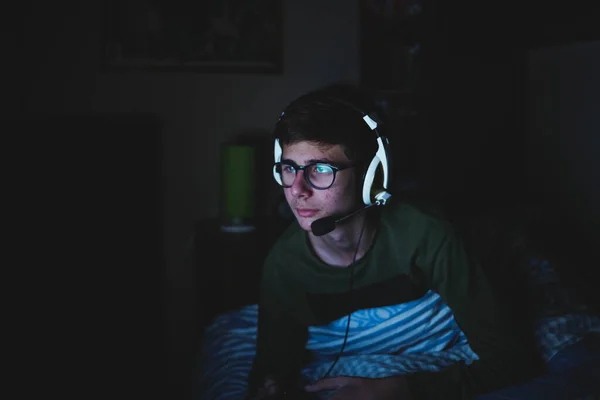 Jovem Adolescente Jogando Videogames Console Adolescente Com Óculos Acne Conversando — Fotografia de Stock