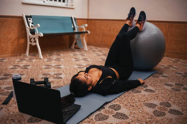 Woman Exercising Home Laptop Fit Woman Doing Yoga Plank Watching — Stock Photo, Image