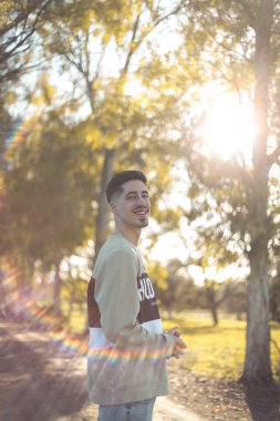 Doğada genç bir adamın portresi. Çekici ve mutlu bir adam. Gülümsüyor