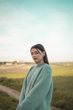 Sokaktaki genç kadının portresi. Mavi gözlü kadın. Gençlik modası. Şehir tarzı. İnşaat halindeki bir binada kadın.