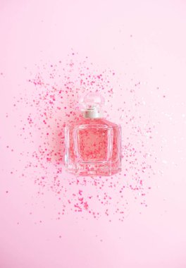 Parlak pembe pastel arka planda parfüm. Düz yatıyordu. Yüksek kalite fotoğraf