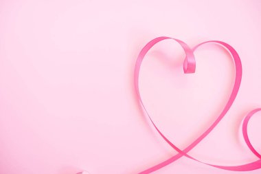 Kurdele kalpleri. Sevgililer Günü 'nün yumuşak pastel arka planı. Açık pembe parıltılar. Düz yatıyordu 