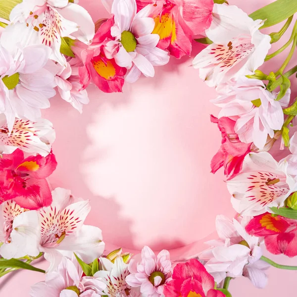 Pastel pembe renkli çiçek çerçeveli pankart. Mesaj için yer var. Mesaj için yer. Pembe ve beyaz çiçekli düz yatak. Doğum günü için tebrik kartı. Romantik düğün davetiyesi. Yüksek kalite fotoğraf