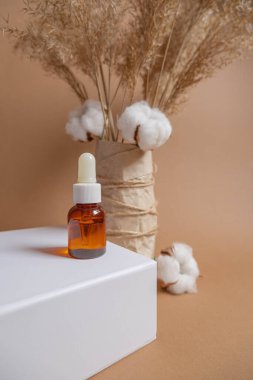 Vazodaki bej arka planda bir buket pampa otu ve pamuk çiçeği. Boho tarzı buket. Çiçek kompozisyonu. Eko doğal organik kozmetik şişesi. Yüksek kalite fotoğraf