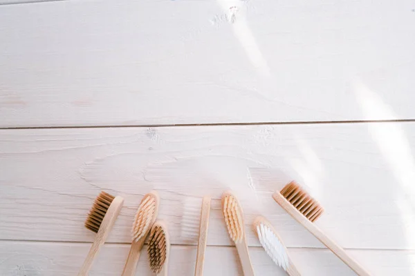 Nol Limbah Bambu Sikat Gigi Pada Eco Kayu Latar Putih — Stok Foto