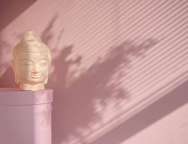 Busto Buda Blanco Sobre Fondo Rosa Pastel Decorado Con Tonos —  Fotos de Stock