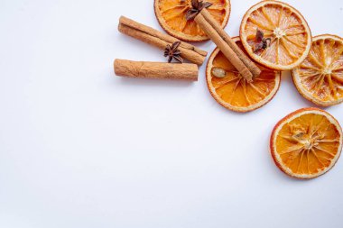 Beyaz arka planda tarçınlı ve yıldız anasonlu kuru portakallar. Sıcak şarap seti. Yüksek kalite fotoğraf