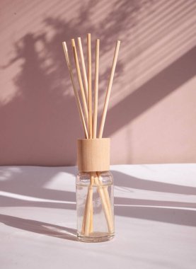 Pembe pastel arka plan boho tarzında Aromatik kamış tazeleyici. Yüksek kalite fotoğraf