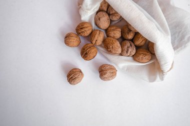 Beyaz zemin üzerinde ceviz olan eko torba 