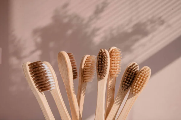 Nol Limbah Bambu Sikat Gigi Pada Latar Belakang Pastel Dengan — Stok Foto