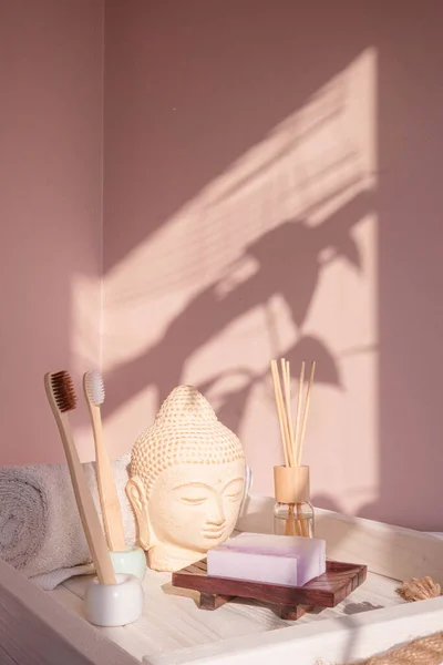 Buda Branco Busto Fundo Rosa Pastel Decorado Com Tons Escova — Fotografia de Stock