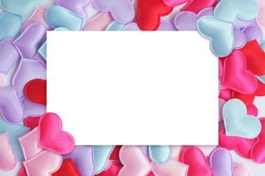 Renkli pastel kalp şekilli arka planda beyaz kağıt kart. Sevgililer Günü 'nde tebrik kartı ya da davetiye hazırla. 14 Şubat 20201. Düğün davetiyesi. Bayrak Aşıkları Günü. Mesaj için yer. Yüksek kalite fotoğraf