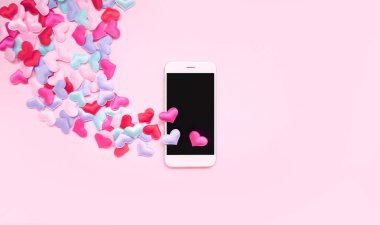 Yatay romantik temalı mobil duvar kağıdı. Sevgililer Günü afişi 2021. 14 Şubat tarihli. Aşk mesajları. Aşıklar için sohbet. Kalpli ve sevilen çevrimiçi tarih kompozisyonu. Sosyal medya kavramı sever