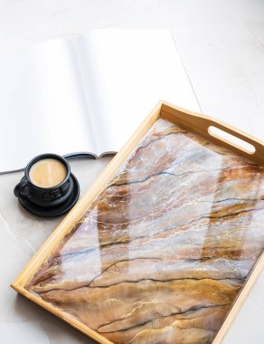 Mermer efektli el yapımı ahşap servis tepsisi. Epoksi reçine sanat dekoru. Dergi maketi. DIY ana sınıfı için arka plan. Sıvı sanat veya akrilik dekoratif tepsi. Bir fincan kahve.