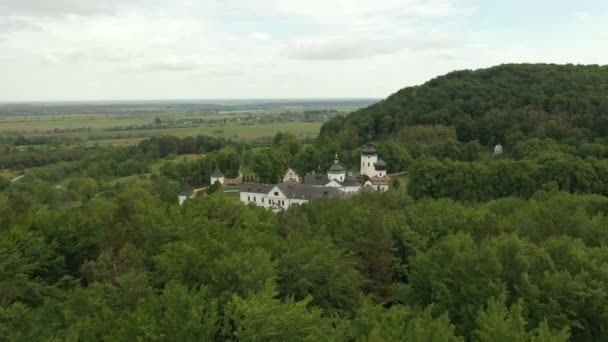 Oud Klooster Midden Van Bergen Bossen — Stockvideo