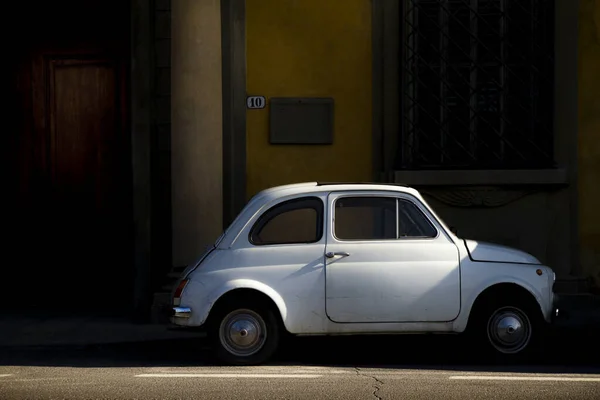 Vintage Old Car Italian Front Old Yellow Building — Stock Photo, Image