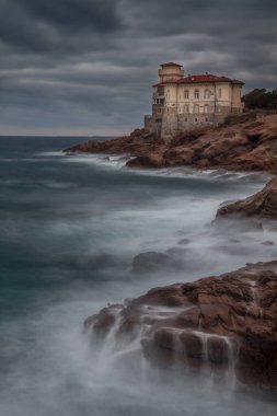 Boccale Kalesi, Livorno Denizi 'nin kayalıkları arasında.