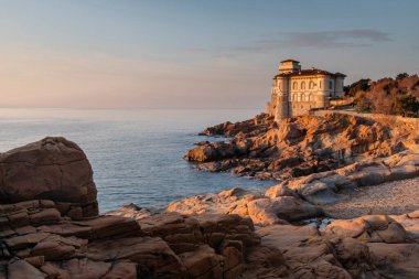 Boccale Kalesi, Livorno Denizi 'nin kayalıkları arasında.