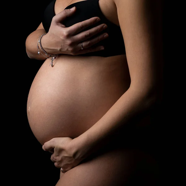 Madre Embarazada Una Futura Madre Con Manos Protectoras Sobre Fondo —  Fotos de Stock