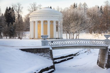 Kış parkında akşam. Pavlovsk, St. Petersburg civarında. Rusya