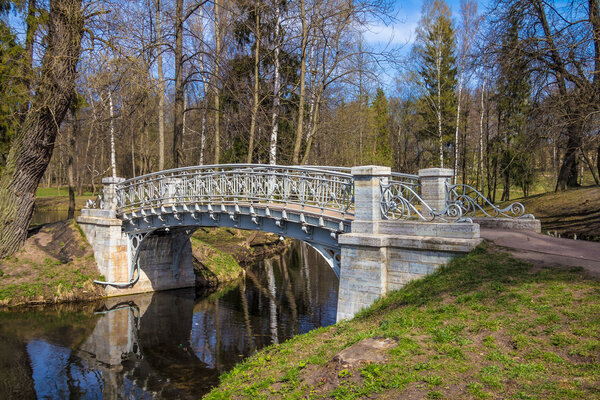 Старые должны пересечь реку.
