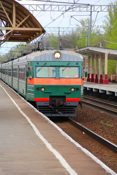 Pociąg na stacji kolejowej w — Zdjęcie stockowe