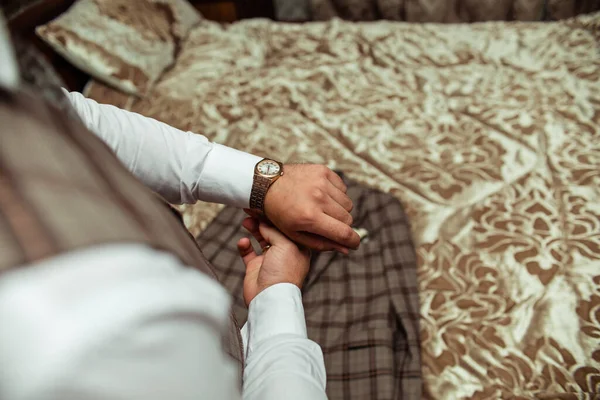 Bräutigam Auf Der Hand Hochzeit Braun — Stockfoto