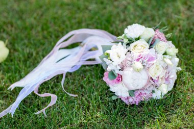 Düğün, gelin buketi, çimlerin üzerinde düğün buketi.