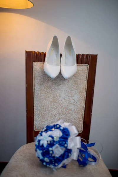 Hochzeit Brautstrauß Brautstrauß Brautschuhe Hochzeitsschuhe Stuhl — Stockfoto