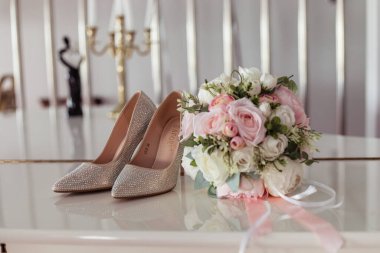 Düğün buketi ve ayakkabıları
