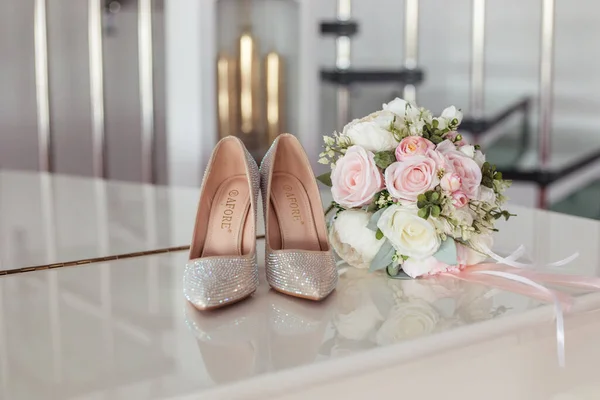 Brautstrauß Und Schuhe — Stockfoto