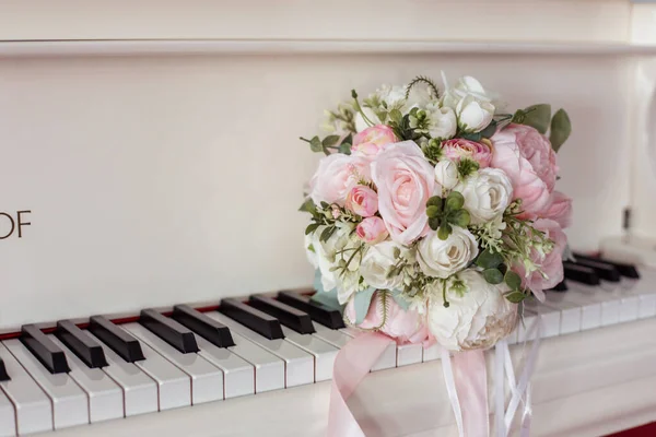Hochzeitsstrauß Auf Dem Klavier — Stockfoto