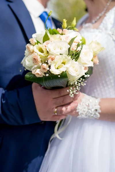 Braut Und Bräutigam Halten Händchen Und Strauß — Stockfoto