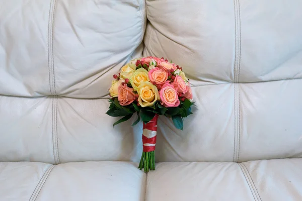 Beau bouquet de mariage de roses — Photo