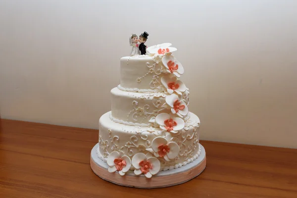 Postre de pastel de boda con almáciga de orquídeas — Foto de Stock