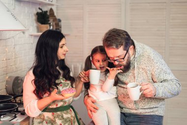 Aile çay içer ve çörek yer.