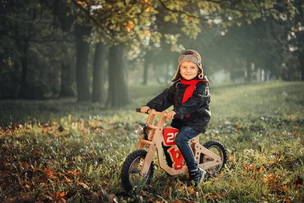 Kleinkind Sitzt Oberbekleidung Auf Laufrad — Stockfoto