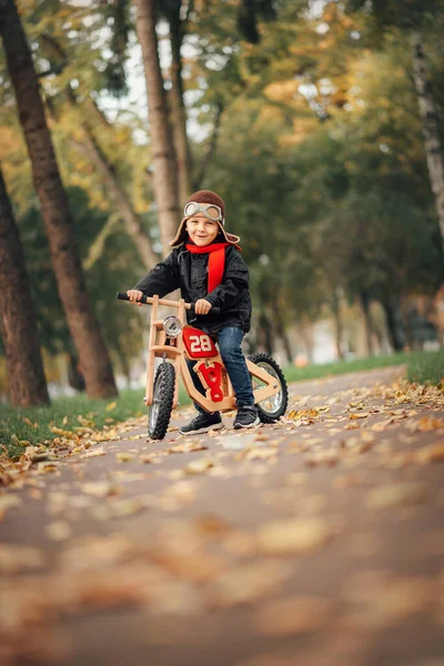 Kleiner Junge Fährt Herbst Mit Dem Laufrad Der Stadt — Stockfoto