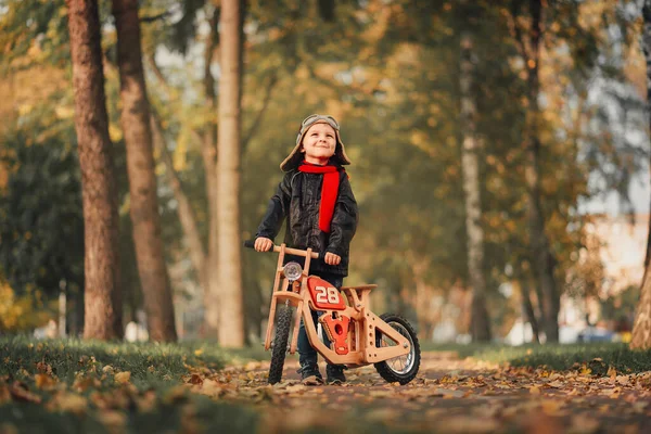 Kleines Kind Fährt Herbst Laufrad Oberbekleidung — Stockfoto