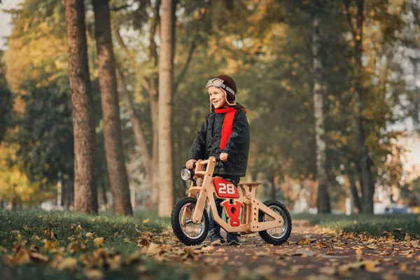 Kleines Kind Fährt Herbst Laufrad Oberbekleidung — Stockfoto