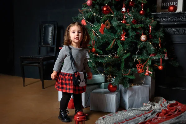 Menina Brincando Quarto Perto Árvore Férias — Fotografia de Stock