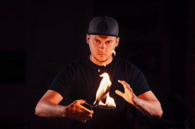 Berberin ellerinde makas yanıyor.