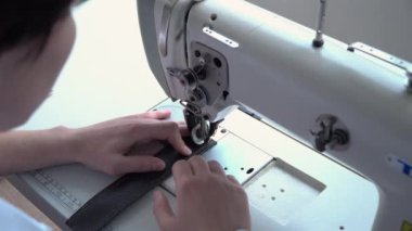 Dikiş makinesine dikmek için terzi. Deri bir ürünün bir parçası.