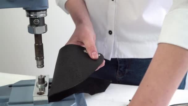 Ein Arbeiter Legt Einer Pressmaschine Nieten Auf Ein Lederprodukt — Stockvideo