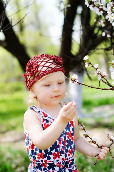 Un enfant en promenade — Photo